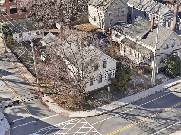 118 Elm St, Amesbury, MA 01913