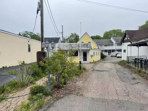 Barnstable, MA 02601,517 Main St