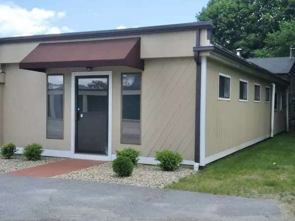 4 Hotel Pl #2, Pepperell, MA 01463