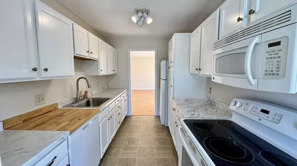 Chicopee, MA 01022,16 Collins St #16