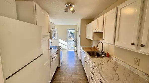 Chicopee, MA 01022,16 Collins St #16