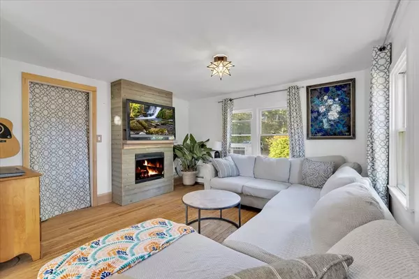 Dennis, MA 02639,104 Toms Path