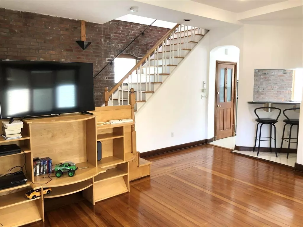 Cambridge, MA 02141,70 York St. #2