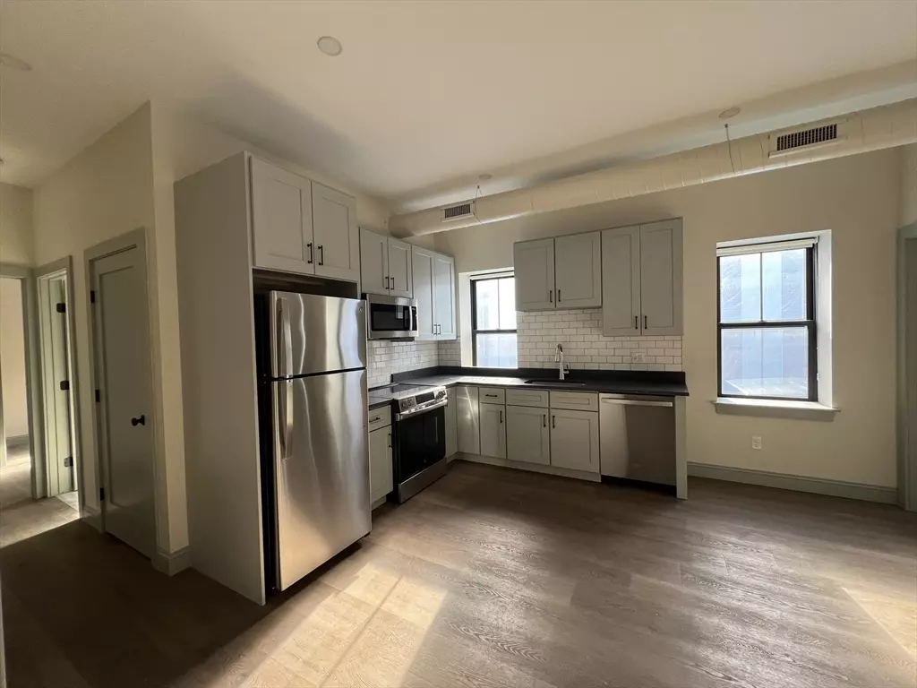 Fall River, MA 02720,160 Seabury St #5