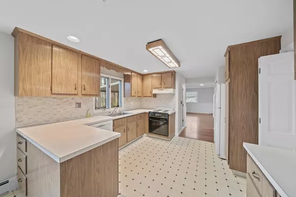 Canton, MA 02021,7 Surrey Ln