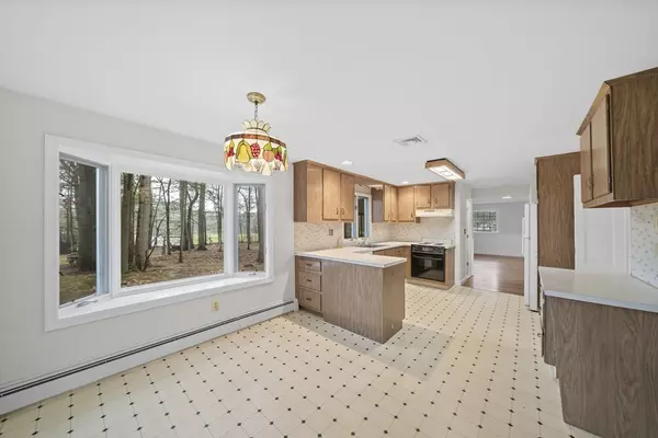 Canton, MA 02021,7 Surrey Ln