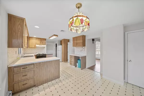 Canton, MA 02021,7 Surrey Ln