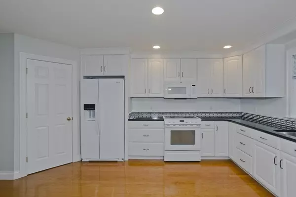 East Longmeadow, MA 01028,355 Pinehurst Dr #355