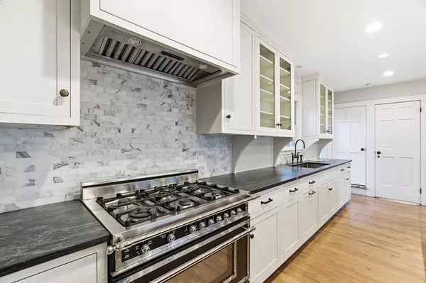 Weston, MA 02493,9 Maple Rd