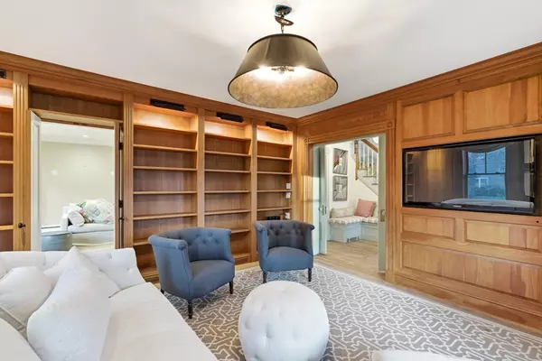 Weston, MA 02493,9 Maple Rd