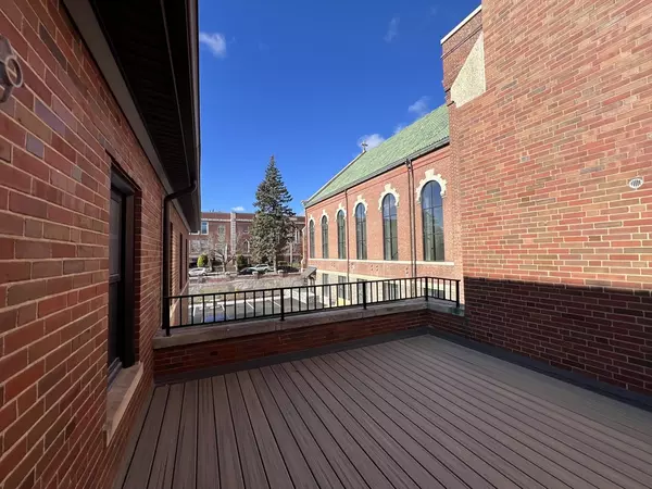 Fall River, MA 02720,160 Seabury St #10