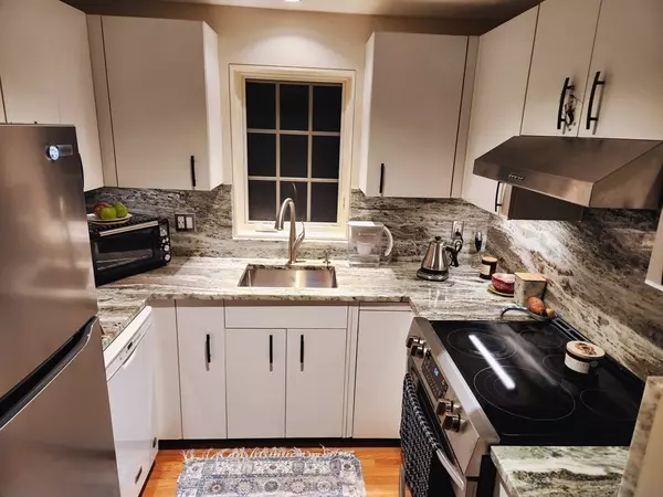 Newbury, MA 01951,11 Low St #1