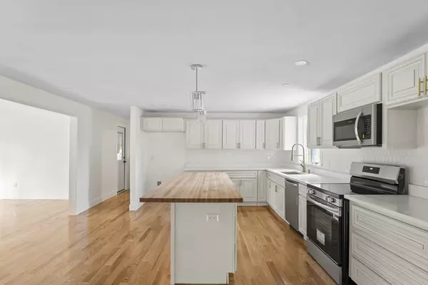 Raynham, MA 02767,32 Laurel Ln