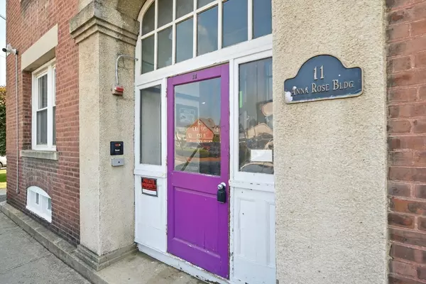 Greenfield, MA 01301,11 Conway St