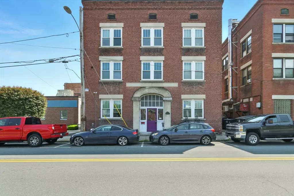 Greenfield, MA 01301,11 Conway St