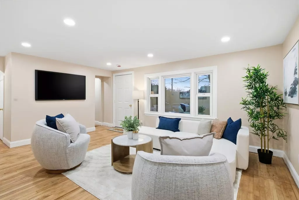 Abington, MA 02351,78 Linda