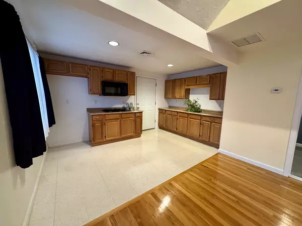 Carver, MA 02330,38 North Main St #2R