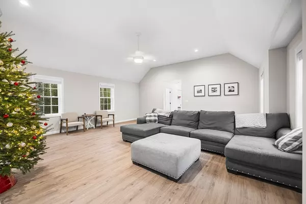 Douglas, MA 01516,48 Walnut St