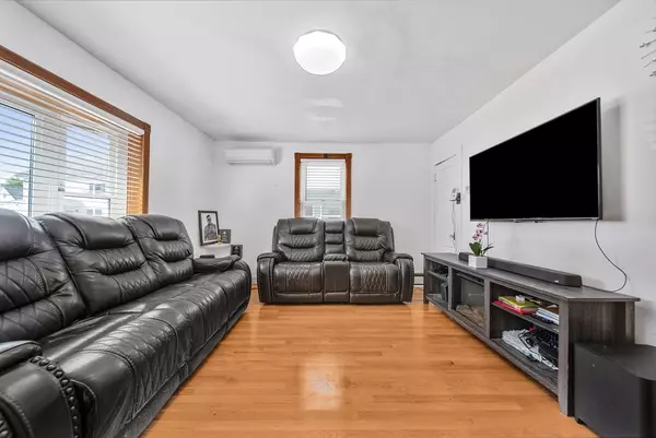 Newton, MA 02458,11 Murphy Ct