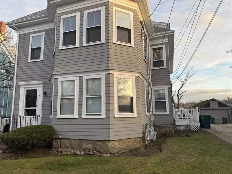 5 Lothrop St, Plymouth, MA 02360