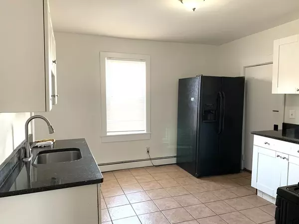 Lowell, MA 01852,712 Lawrence St #2