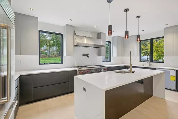 Needham, MA 02492,883 Greendale Ave