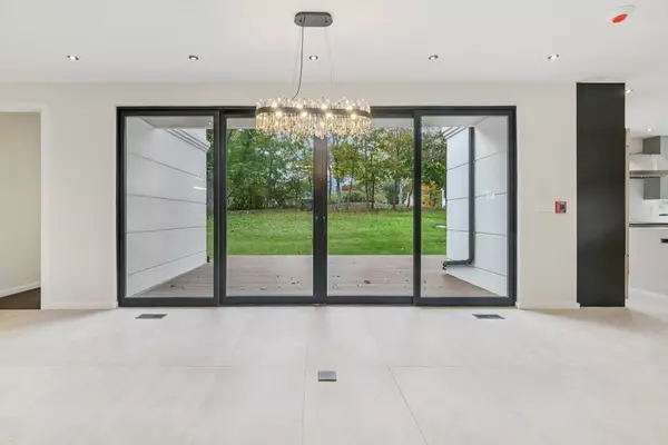 Needham, MA 02492,883 Greendale Ave