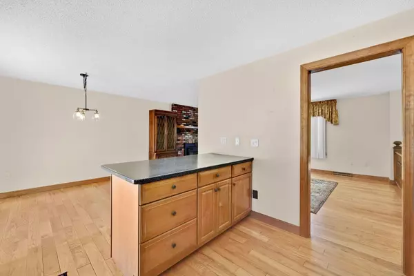 Ludlow, MA 01056,433 Ventura St