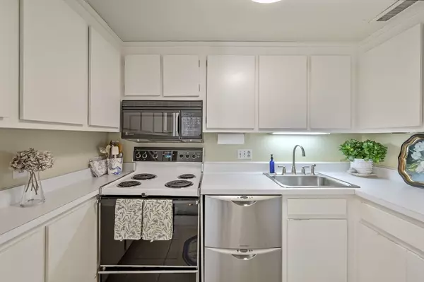 Marblehead, MA 01945,9 Skinner's Path #9