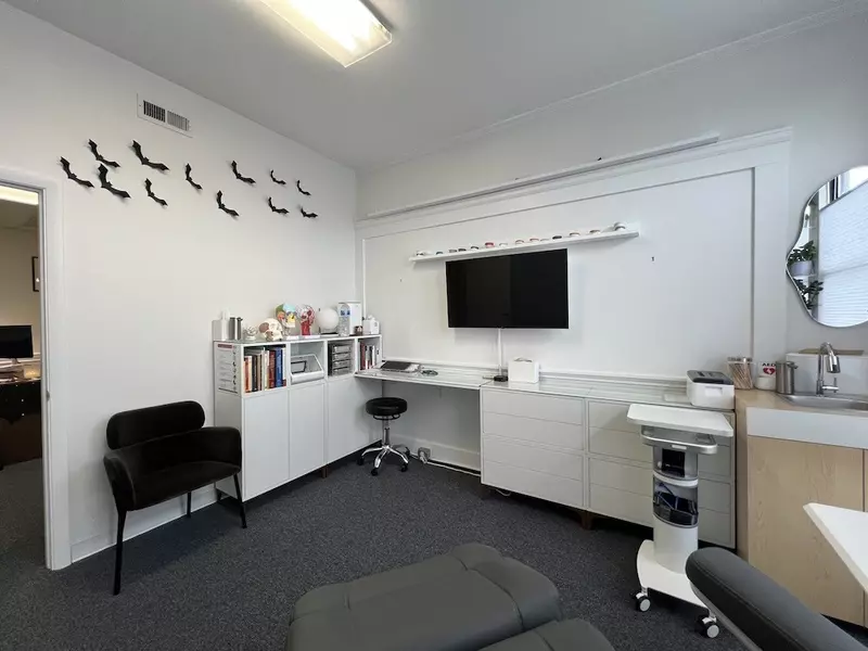 1318 Beacon St #1, Brookline, MA 02446