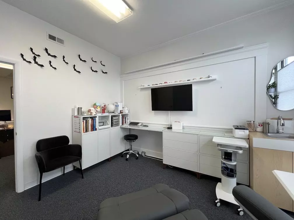 Brookline, MA 02446,1318 Beacon St #1