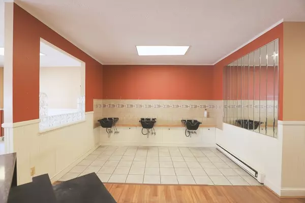 Falmouth, MA 02574,410 West Falmouth Hwy-Rte 28a