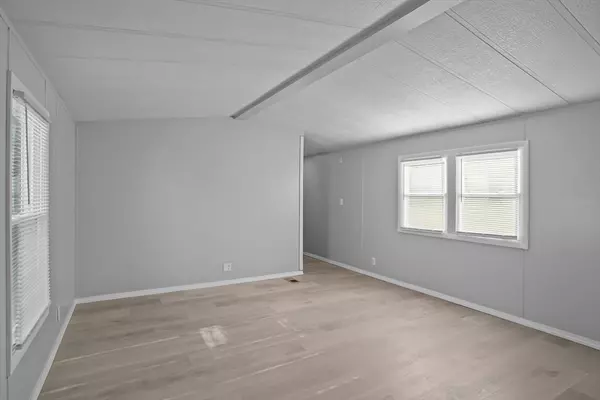 Attleboro, MA 02703,548 Kenyon Avenue #4