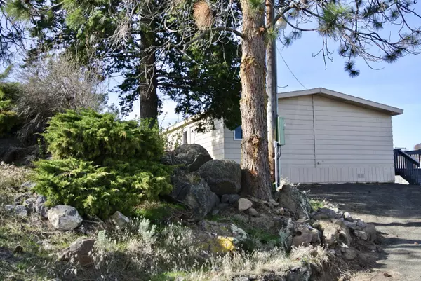 1720 Naches Heights Rd, Yakima, WA 98908