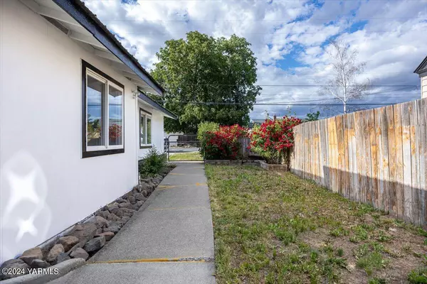 Yakima, WA 98902,804 Viola Ave W