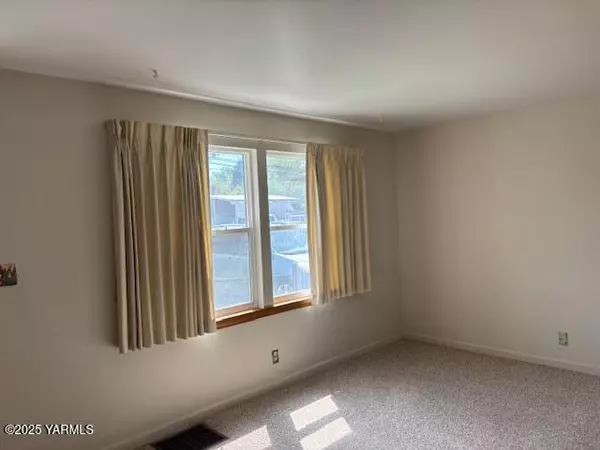 Grandview, WA 98930,611 5th St W