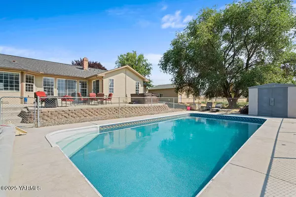 244 Latigo Ln, Yakima, WA 98901