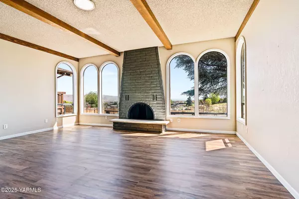 825 Conestoga Blvd N, Yakima, WA 98908