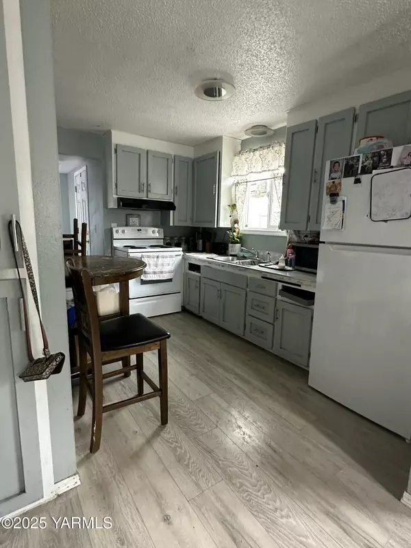 420 1st St S White Swan, WA 98952