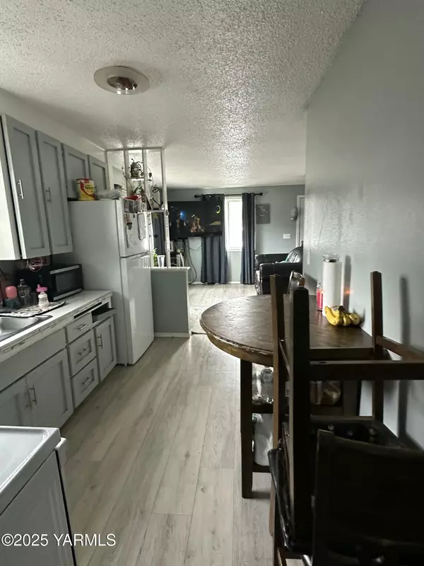 420 1st St S White Swan, WA 98952