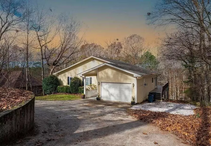 216 Long Cove DR, Lagrange, GA 30240