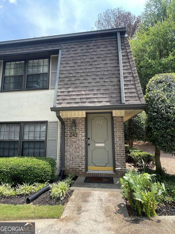 242 Triumph DR NW, Atlanta, GA 30327