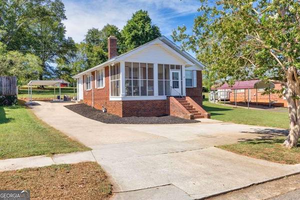 8 J AVE, Gainesville, GA 30504