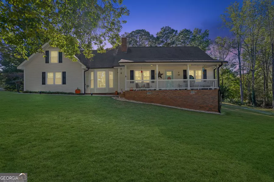 5846 Norton CIR, Flowery Branch, GA 30542