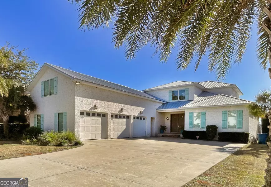 305 Yacht Club LN, St Simons Island, GA 31522