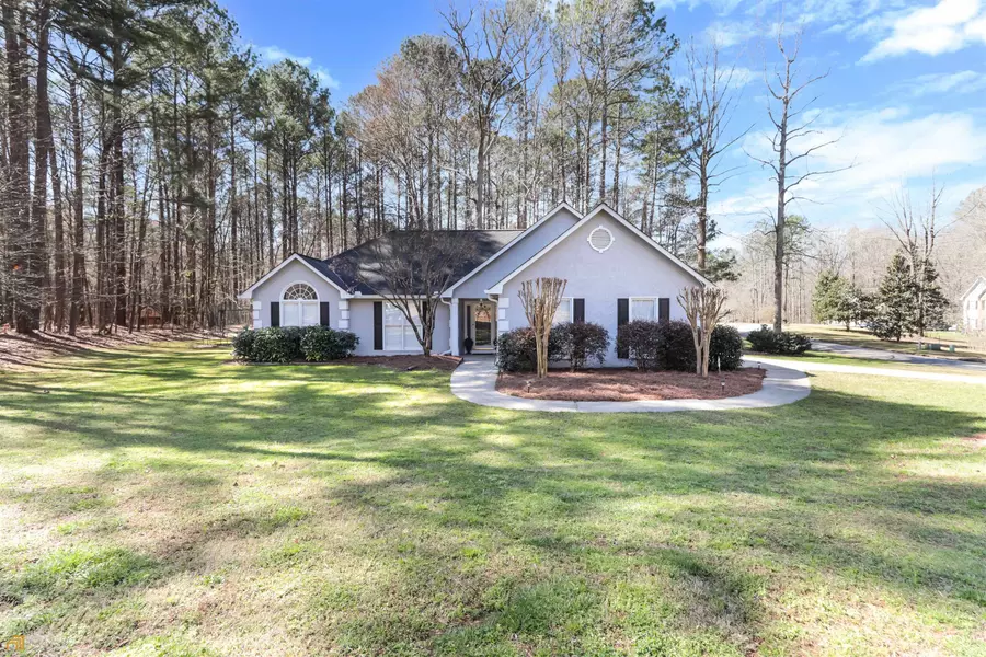 60 Treetop LN, Newnan, GA 30265