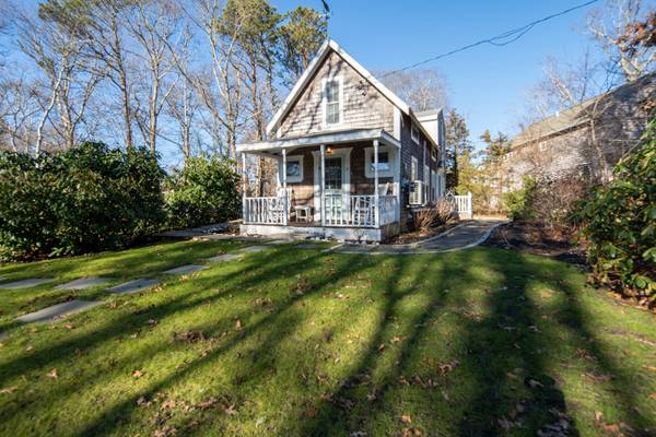 4 Winemack Street, Oak Bluffs, MA 02557