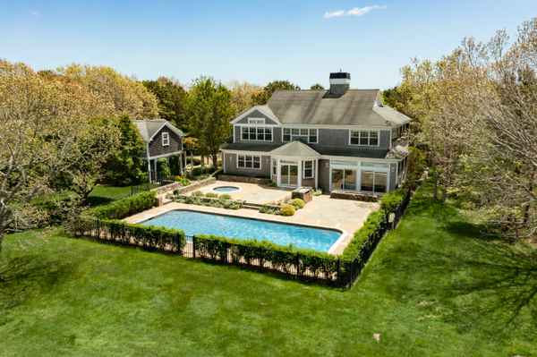 89 Pond Road, West Tisbury, MA 02575