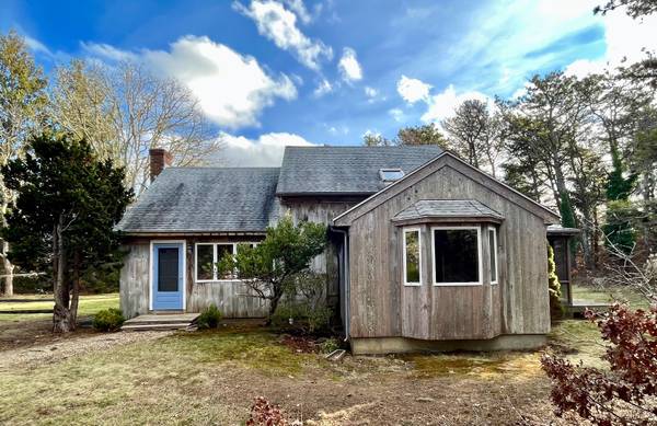 35 Skiffs Lane, West Tisbury, MA 02575