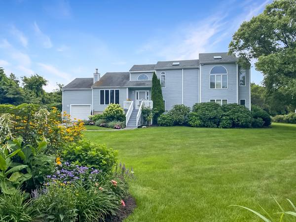 11 Plains Court, Edgartown, MA 02539